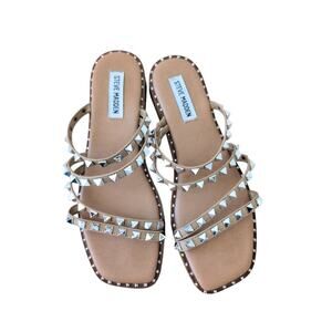 Steve Madden Skyler studded flat sandal in tan size 8.5
